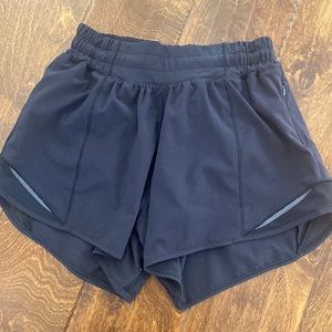 Lululemon Hottie hot 2.5 short size 2 Tall